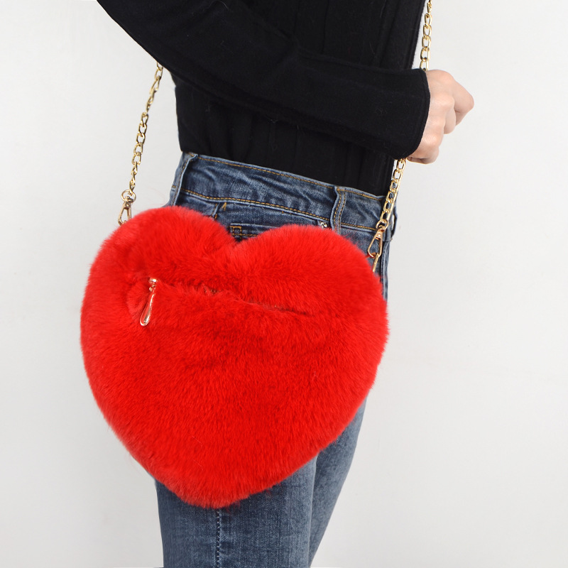 Fluffy heart-shaped bag with gold chain